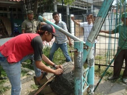 Portal hambat proses penggerebekan Kampung Ambon