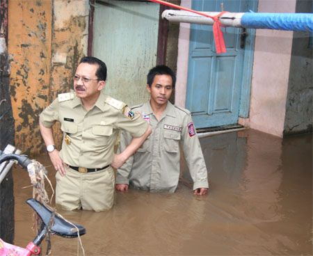 Banjir, Foke tinjau lokasi UN