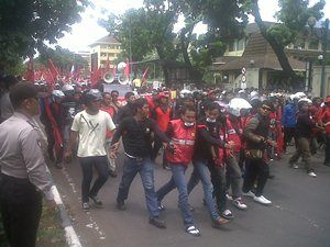 Ribuan buruh blokade Jalan Baharkam