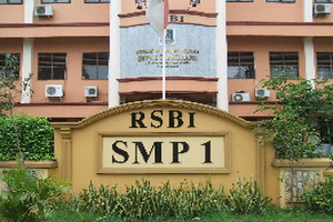 SMPN 1 Kota Tangerang cabut logo RSBI