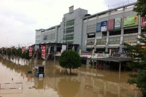 Pusat perbelanjaan Bekasi terendam banjir