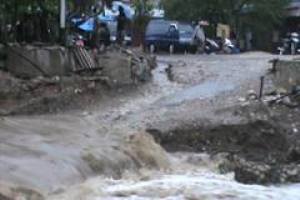 Puluhan ruas jalan di Banten rusak akibat banjir dan longsor
