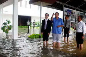 SBY nyemplung, tinjau banjir di Istana Negara