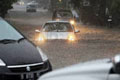 Mobil polisi terendam banjir didekat KPK
