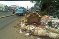 Tumpukan sampah di Kampung Melayu ganggu akses jalan