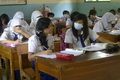 Siswa SMP 13 di Tangerang belajar pakai masker