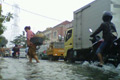 Rumah banjir, warga Ciledug Indah tetap bekerja
