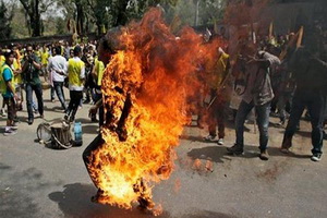 Ribut dengan pacar, pemuda bakar diri di Tambora