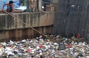 Selama ini, saringan sampah sungai di DKI salah