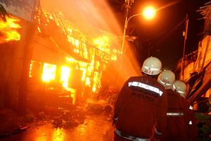 Ratusan kios Pasar Cisalak terbakar