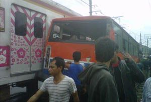 Mogok, Metromini 640 dihantam kereta api di Pasar Minggu