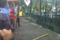 Mahasiswa bercadar robohkan gerbang DPR pakai tongkat