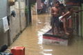 Banjir, jalan jadi parkiran warga