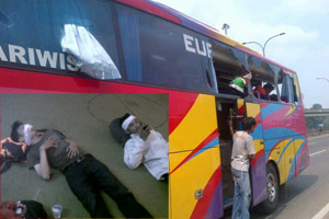 3 anggota The Jakmania terluka, 6 bus hancur
