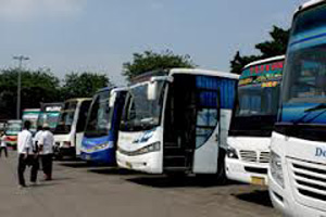 Ratusan bus buruh padati Monas