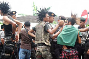 Puluhan anak punk berulah di Tebet
