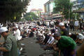 Ratusan Jamaah Majelis Rasulullah salat di Jalan Raya