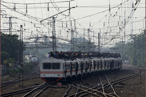 Ratusan penumpang sandera kereta di Tenjo