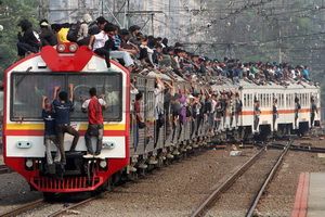 30 gerbong commuter line bekas tiba di Priok