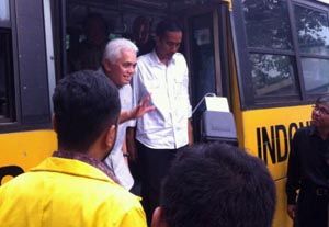 Ke UI, Jokowi-Hatta naik KRL & bis kuning