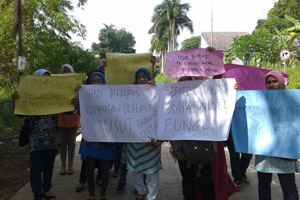 Protes pungli di SMPN 4 Tangsel, wali murid demo