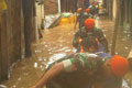 Kopassus bantu warga bersihkan sisa banjir
