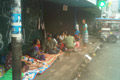 Warga Kampung Pulo mengungsi di emperan toko