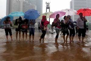 Ini perjuangan para karyawan terobos banjir Jakarta