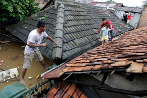 Banjir meninggi, warga akan dievakuasi paksa