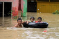 Ibu-ibu tembus banjir Desa Cabangbungin
