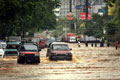 Dikepung banjir, lalin Jakarta Barat lumpuh