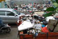 Sampah mangkrak, pemukiman di Kedoya diserbu belatung