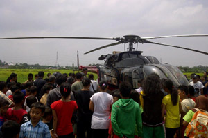 Helikopter mendarat darurat di lapangan bola