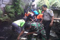Warga, polisi & TNI gotong-royong bersihkan drainase