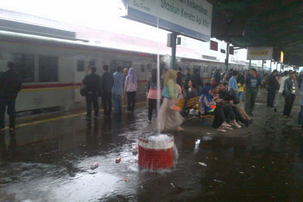 Hujan deras, penumpang KRL kuyup di stasiun