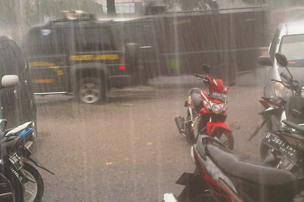 Sepanjang hari, Jakarta diguyur hujan