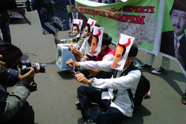Demo kasus bus Transjakarta, HMI bawa daster untuk Kejagung