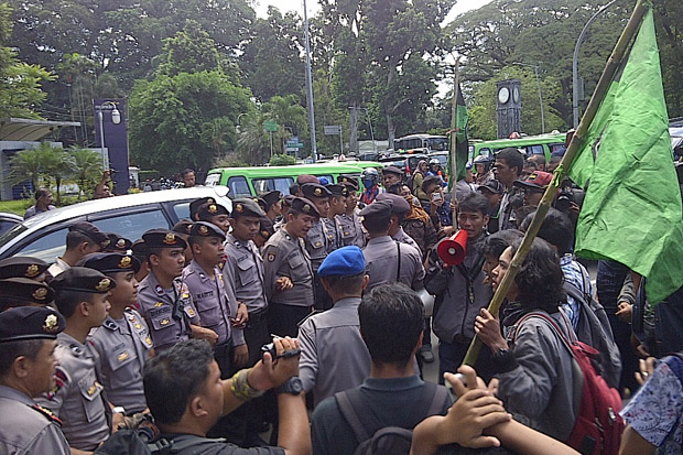 Kasat Sabhara Polres Bogor Kota ditinju mahasiswa