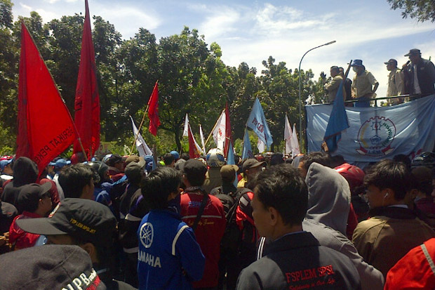 Ratusan buruh datangi kantor Jokowi