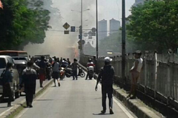 Bus Transjakarta terbakar di Pasar rumput