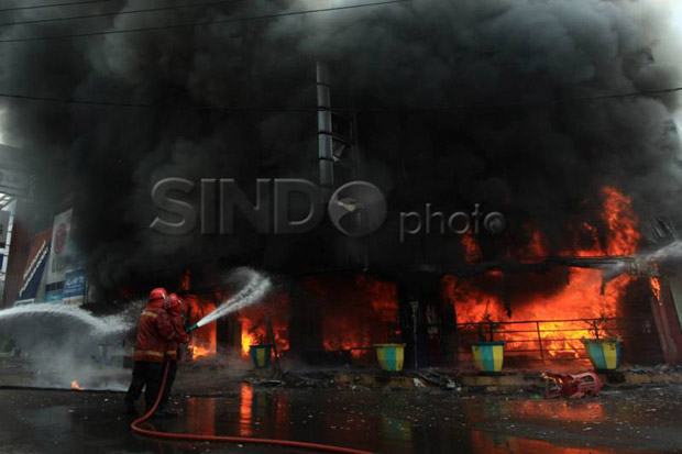 Pabrik plastik terbakar, pegawai dievakuasi