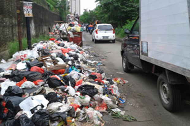 Sampah di DKI menumpuk di trotoar