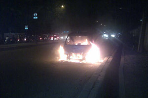 Mobil pikap yang terbakar di Tol Karawang