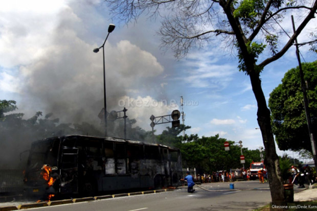 Bus Transjakarta kembali terbakar di Pasar Rumput