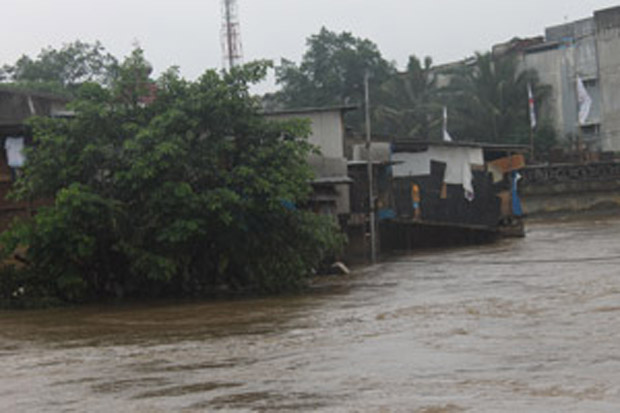 Hujan Deras, Warga Kampung Pulo Pantau Kali