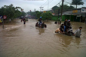 Luapan Kali Sebabkan Banjir di SPBU Pondok Cina