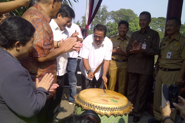 Gubernur Banten Nyaris Tercebur ke Sungai Cisadane