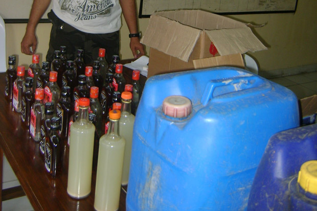 Gerebek Rumah Kontrakan, Polisi Sita Puluhan Botol Miras