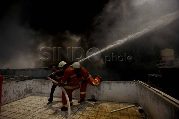 Gudang Sandal di Tangerang Ludes Terbakar