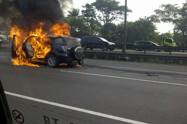 Daihatsu Terios Terbakar di Tol Halim